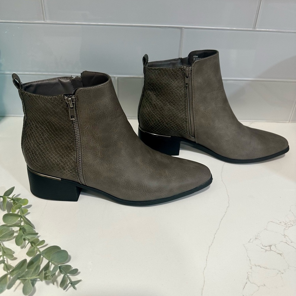 New JustFab grey double zipper ankle boots Size 9.5 snakeskin detail On The Heel